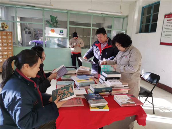 “悦”读惠民生  书香兴企业（配图）.jpg